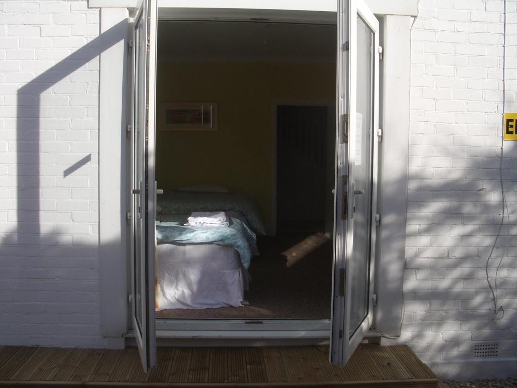 Barbie House ,Opposite The Beach & Paignton Pier , 2 Bedroom Apartment With Private Car Space & Garden , Free Access Next Door To The Stunning Ballet & Make Up School & A Beautiful Ladys Beauty Salon (Adults Only) Номер фото