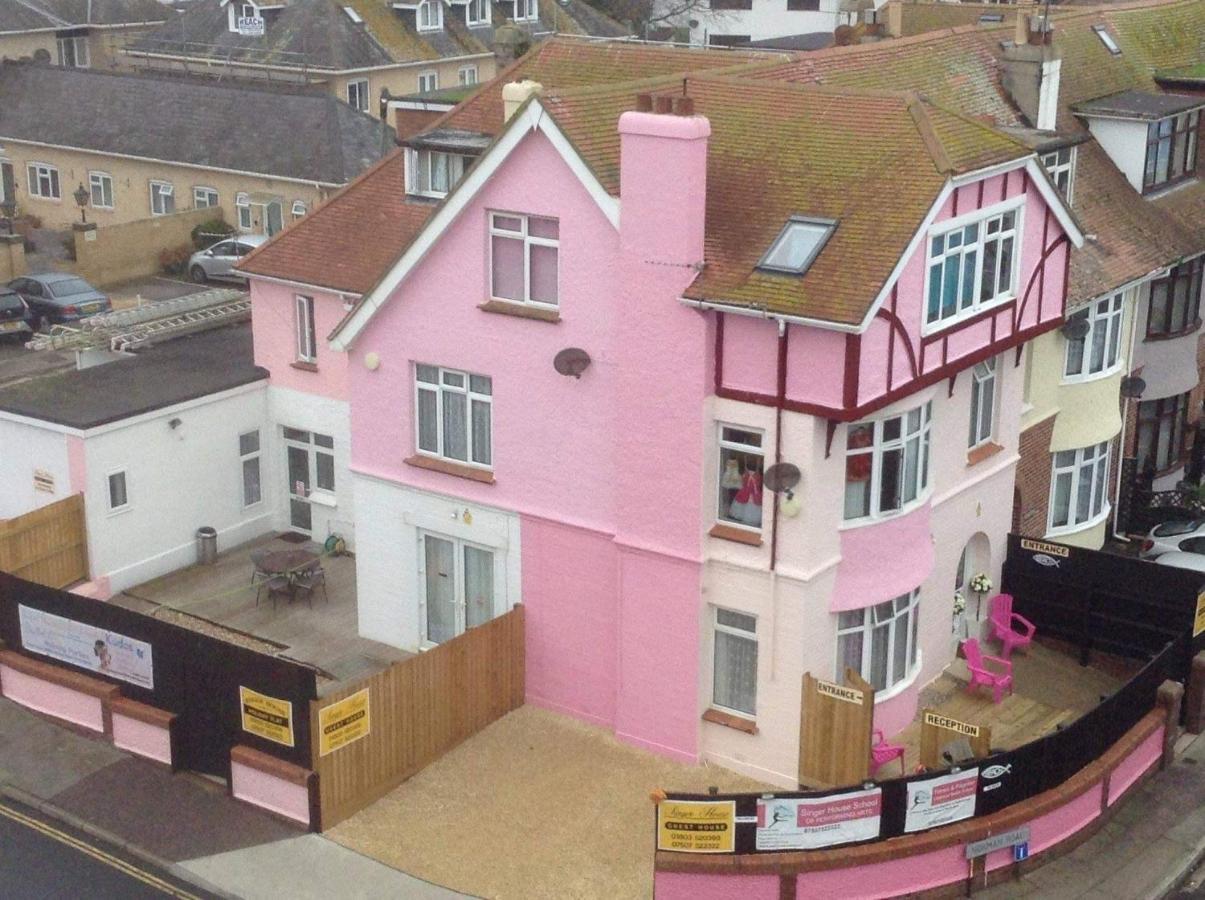 Barbie House ,Opposite The Beach & Paignton Pier , 2 Bedroom Apartment With Private Car Space & Garden , Free Access Next Door To The Stunning Ballet & Make Up School & A Beautiful Ladys Beauty Salon (Adults Only) Экстерьер фото